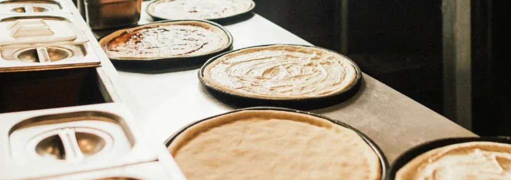 Pizzas et lasagnes faites maison, disponibles dans plusieurs communes.
