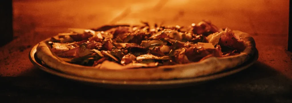 Commandez des pizzas faites maison avec des ingrédients locaux chez ChezMeliss.