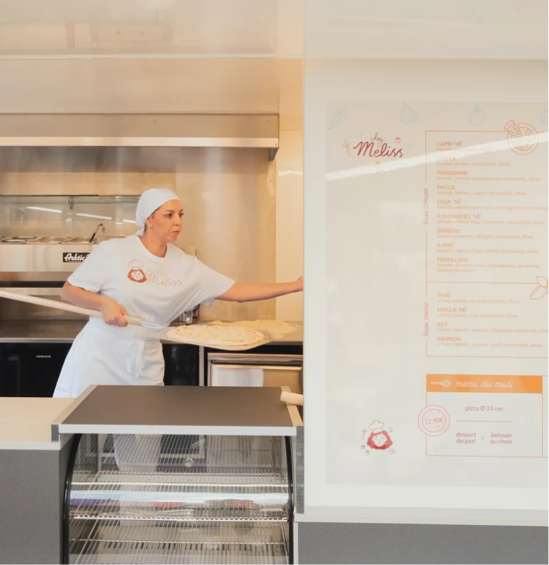 Dégustez des pizzas et lasagnes faites maison avec des produits locaux.